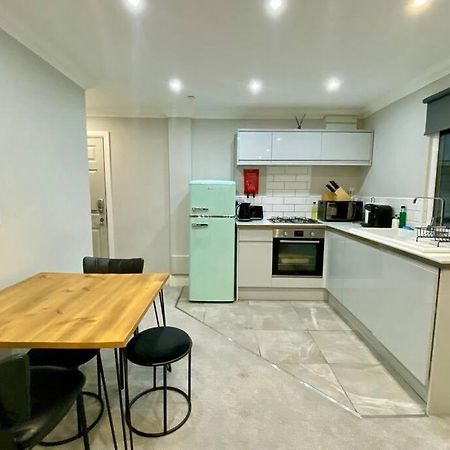 Stylish Two Bedroom Apartment Near Victoria Park Cardiff Eksteriør billede